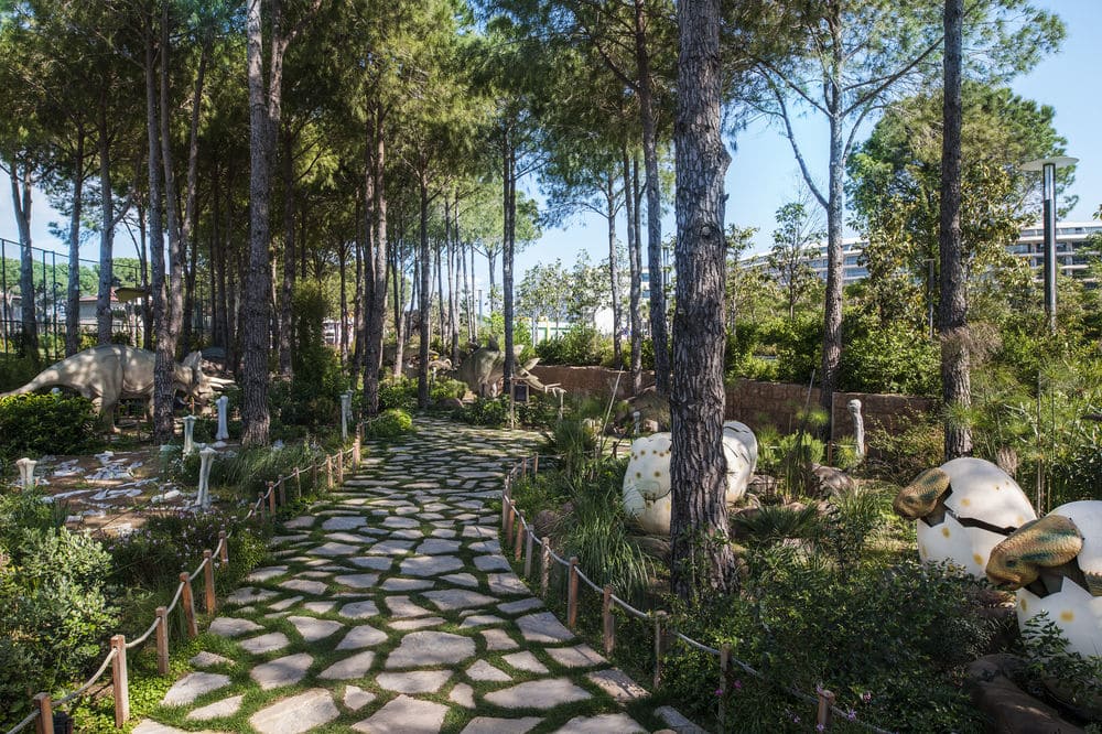 Игровая площадка для детей (снаружи)