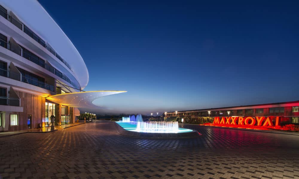 Фасад отеля вечером/ ночью