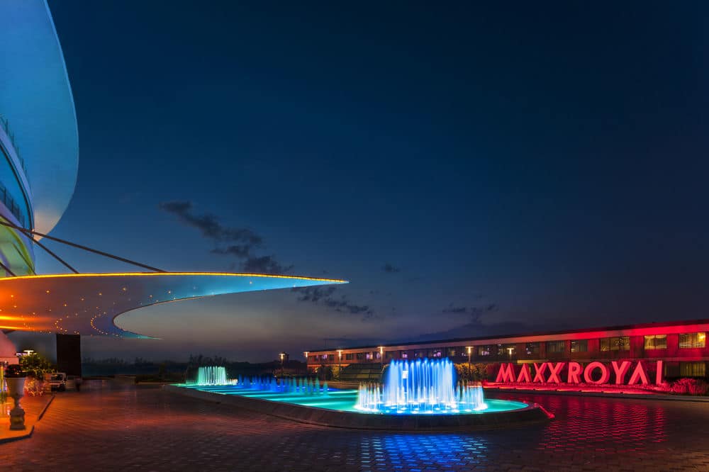 Фасад отеля вечером/ ночью