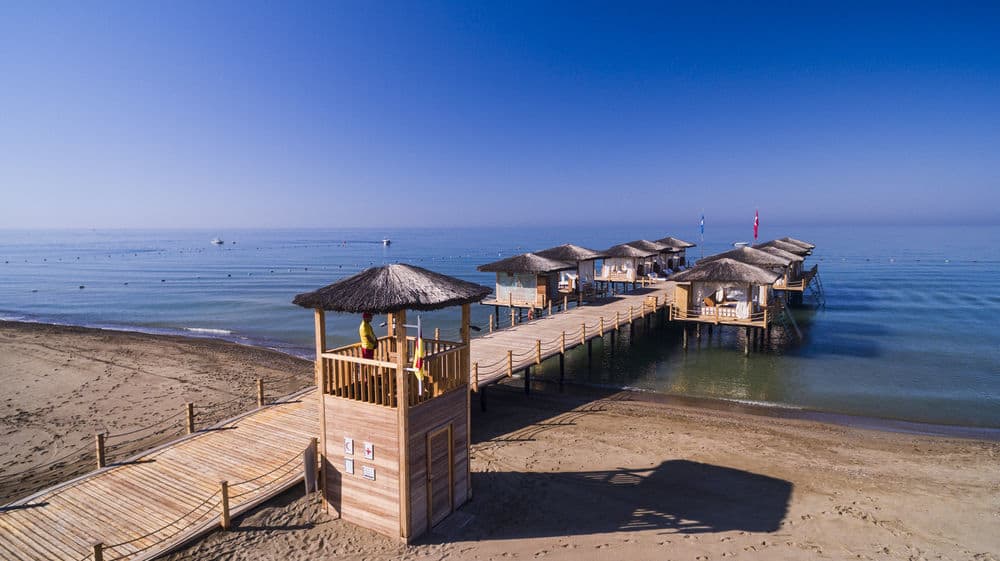 Терраса с шезлонгами