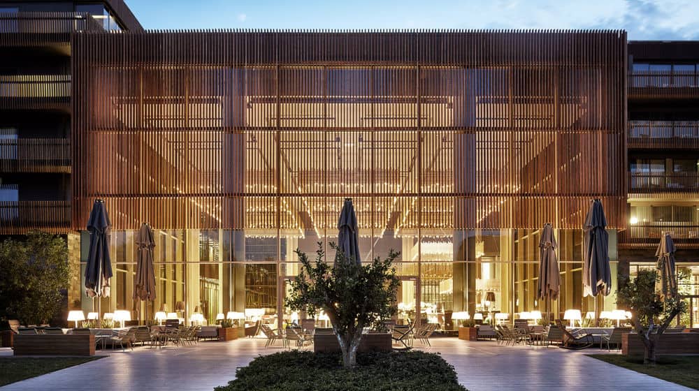 Фасад отеля вечером/ ночью