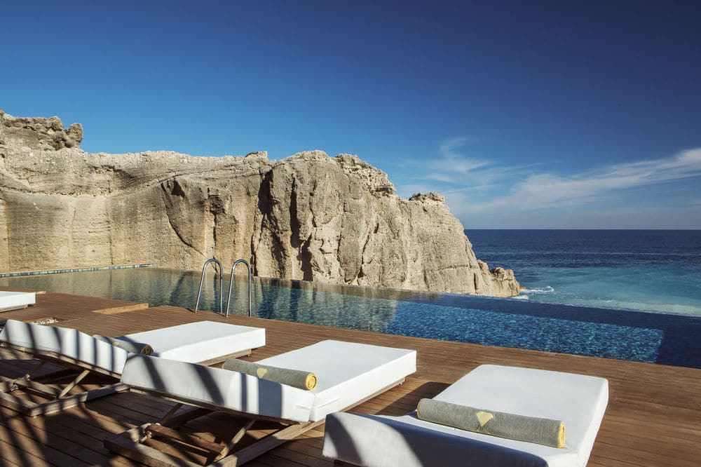 Терраса с шезлонгами