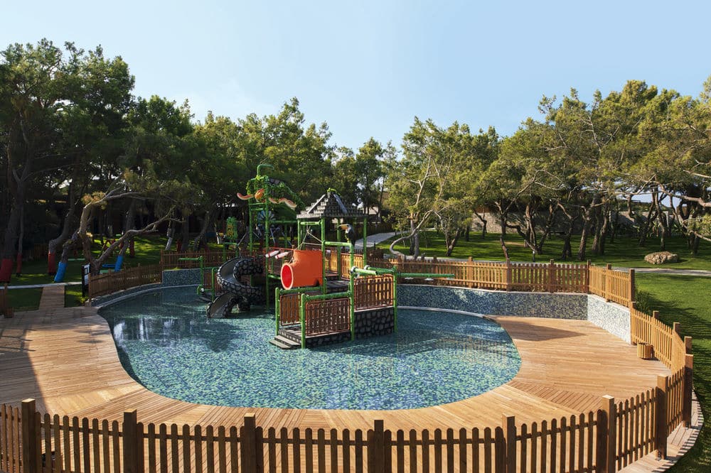 Игровая площадка для детей (снаружи)