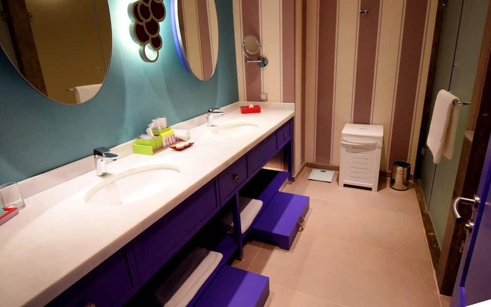 Полулюкс - Раковина в ванной комнате