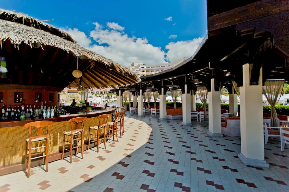 Бар у бассейна