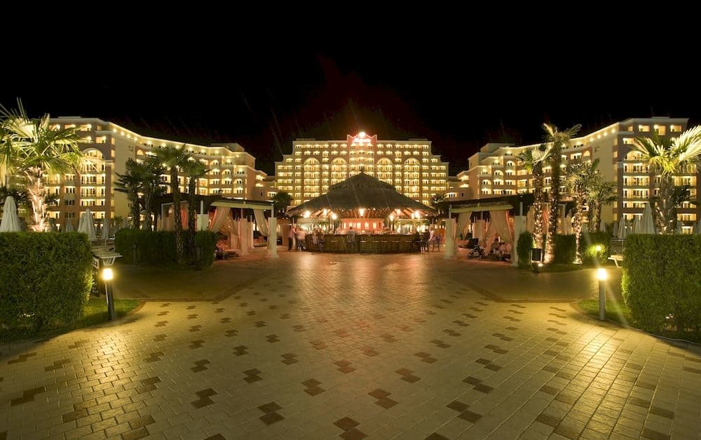 Фасад отеля вечером/ ночью